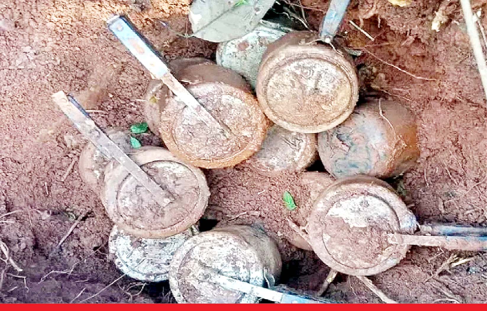 झारखंड में नक्सलियों की बड़ी साजिश हुई नाकाम, 15 IED कुकर बम बरामद