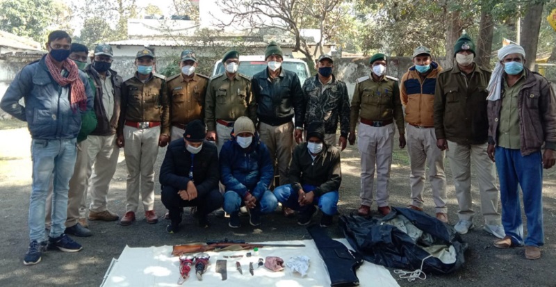 अनूपपुर में संदिग्ध शिकारियों से वाहन, राइफल सहित अन्‍य सामग्री जप्त, तीन गिरफ्तार