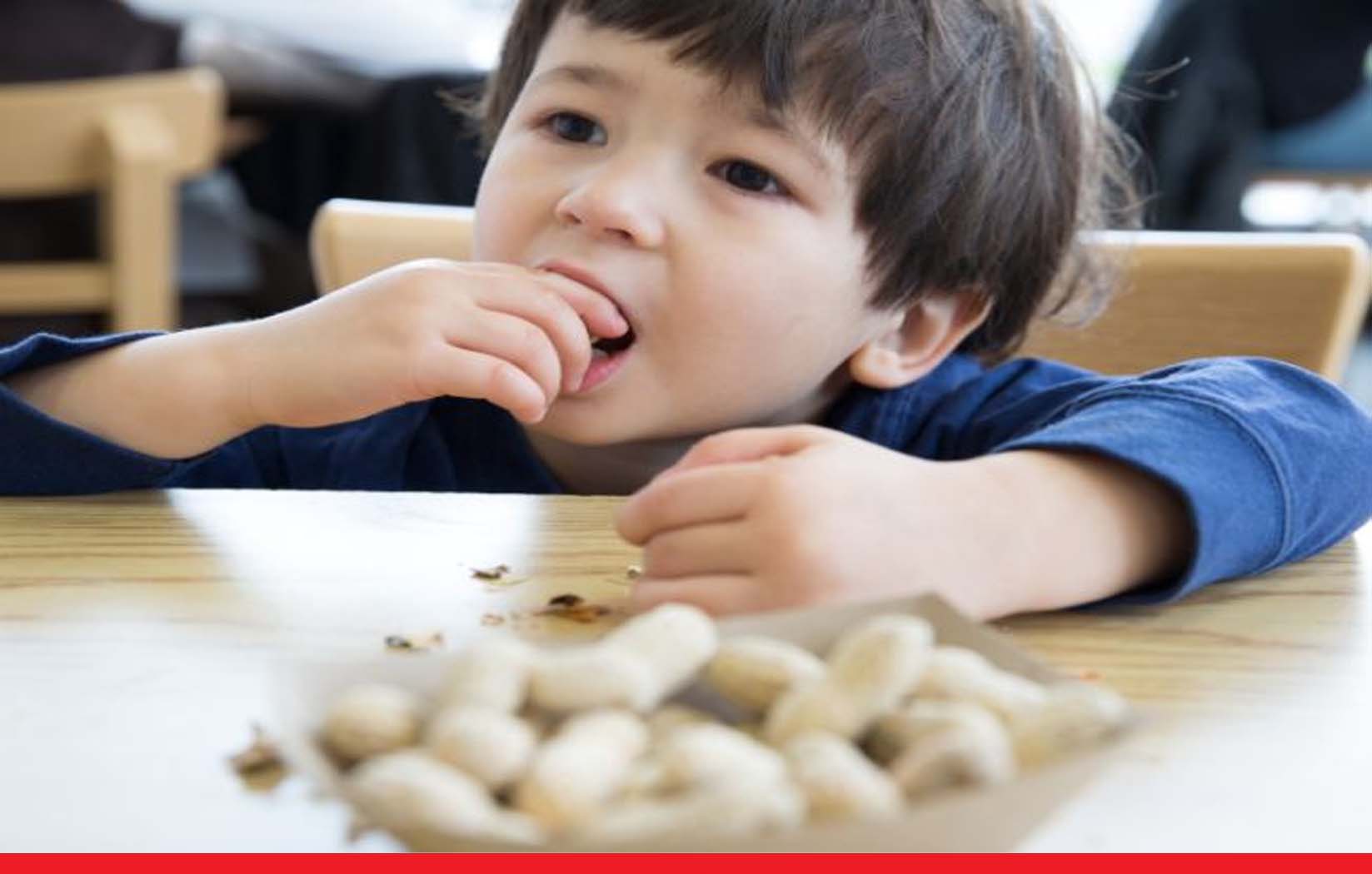 पीनट एलर्जी को रखना है दूर तो छोटी उम्र में ही बच्चों को खिलाएं मूंगफली