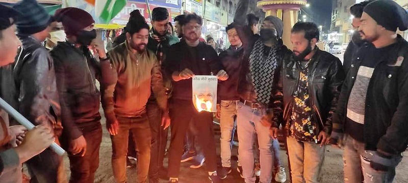 अनूपपुर में अमर जवान ज्योति बुझाने को लेकर युवा कांग्रेस ने प्रधानमंत्री का पोस्टर जला जताया विरोध