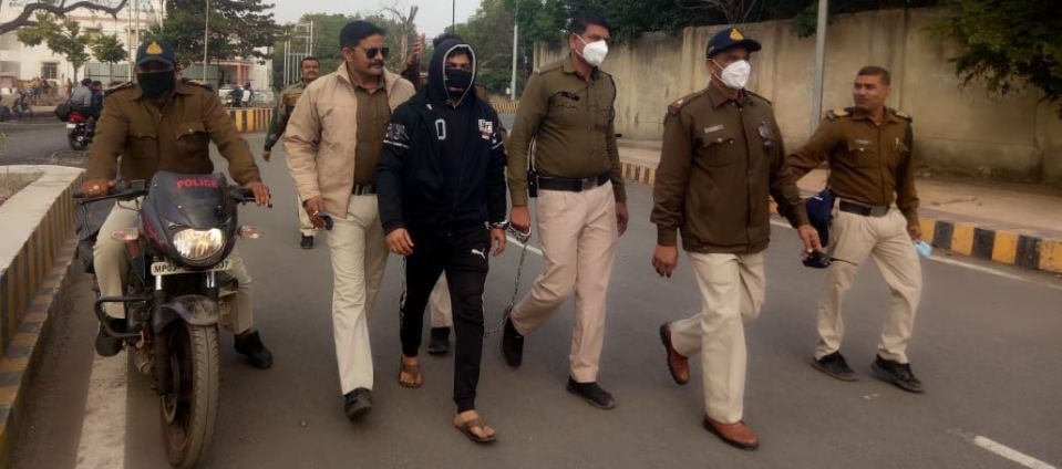 जबलपुर में अब बमबाज का पुलिस ने निकाला जुलूस, वारदत को अंजाम देने कर रहा था साथी का इंतजार