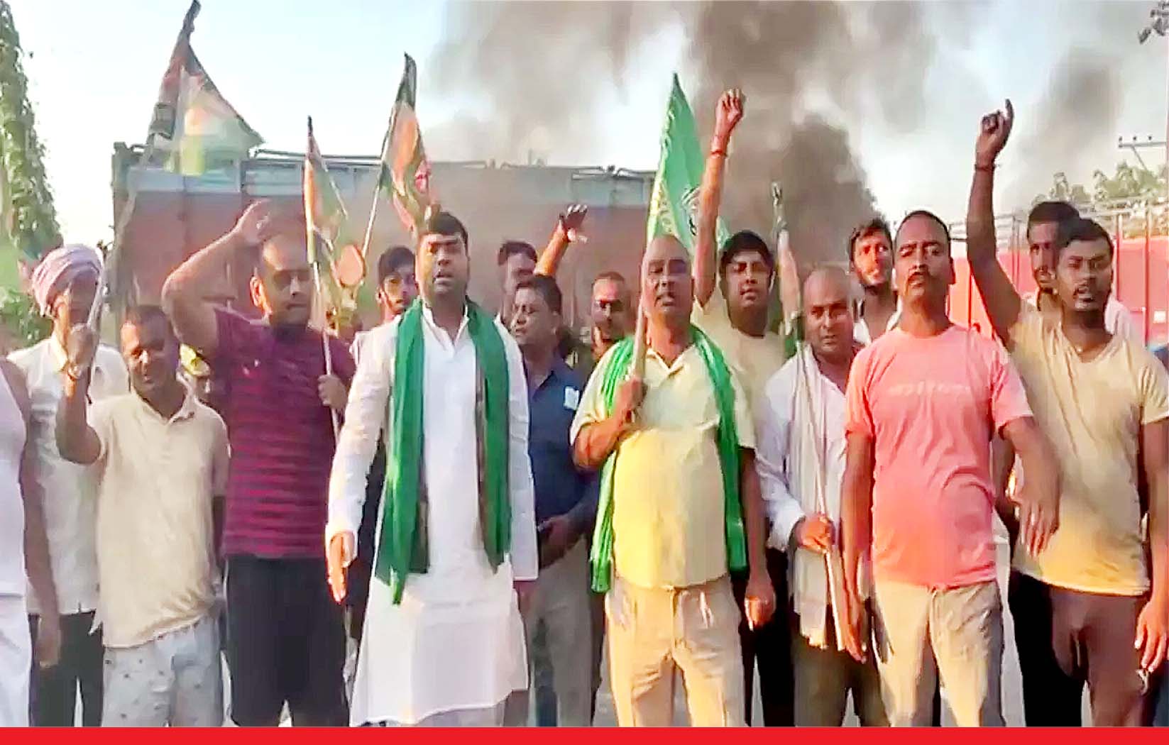 बिहार बंद के समर्थन में उतरे छात्र संगठन, सड़क पर लगाई आग, यातायात ठप
