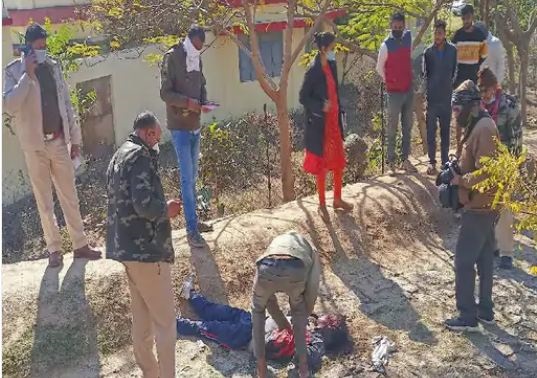 एमपी के जबलपुर में थानाप्रभारी के घर के सामने सनसनीखेज वारदात, युवक के सिर पर पत्थर पटककर नृशंस हत्या..!