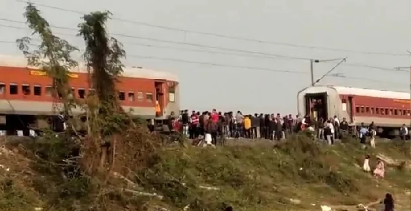 बिहार के बेगूसराय में बड़ा ट्रेन हादसा टला, पुरबिया एक्सप्रेस दो हिस्सों में बंटी, सभी यात्री सुरक्षित 