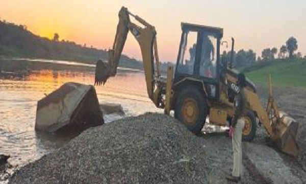 जबलपुर में नर्मदा नदी से रेत निकाल रही 12 नाव को जेसीबी से तोड़ा, लगा दी आग, अवैध कारोबारियों में भगदड़
