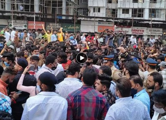 महाराष्ट्र में ऑफलाइन परीक्षा के विरोध मेें मुंबई-पुणे समेत कई शहरों में छात्रों का प्रदर्शन, लाठीचार्ज, नागपुर में बसों पर पथराव