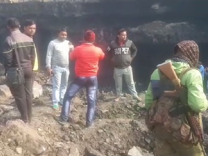धनबाद में अवैध खनन के दौरान खुली कोयला खदान में गिरा मलबा, 10-12 लोगों के दबे होने की आशंका, 3 शव निकाले गए 