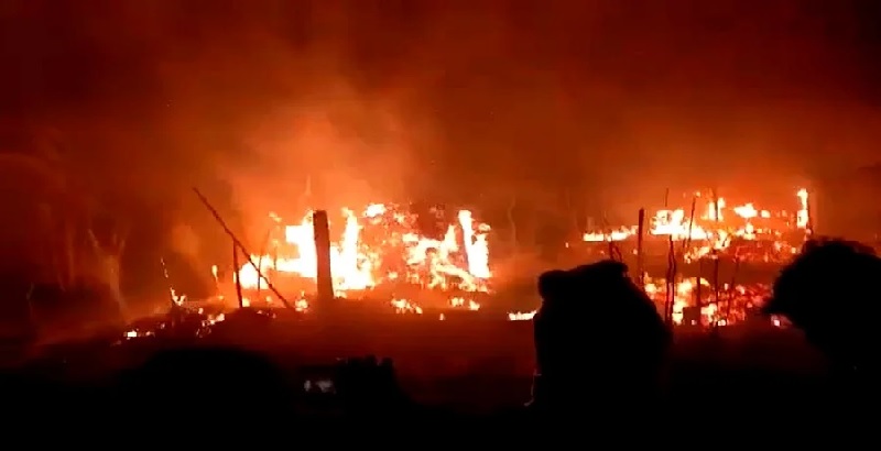 बिहार के वैशाली में आग से 10 घर खाक, एक लड़की की मौत