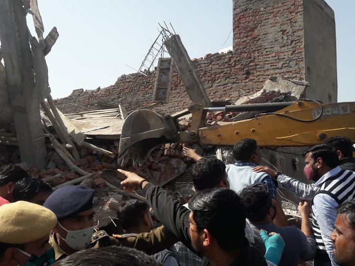 राजस्थान: अजमेर में 2 मंजिला बिल्डिंग गिरी, 12 लोग दबे, कई के फंसे होने की आशंका