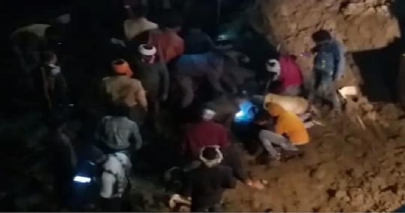 एमपी के सागर में ट्रेन गुजरी तो धंसी आरओबी की मिट्टी: 2 इंजीनियरों की मौत, 3 को सुरक्षित निकाला