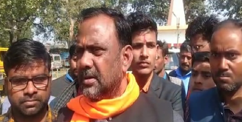 यूपी चुनाव: सपा और बीजेपी समर्थकों के बीच हिंसक झड़प, लाठी-डंडों के साथ चले धारदार हथियार