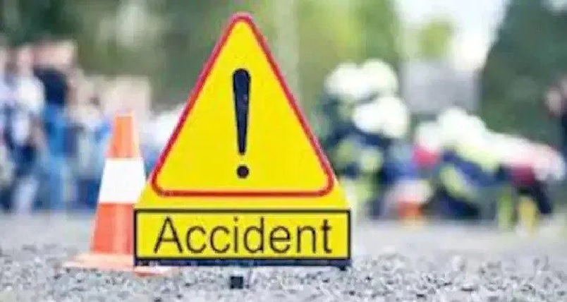 महाराष्ट्र के अहमदनगर में भीषण दुर्घटना, कार गन्ने से भरे ट्रेलर से टकराई, तीन दोस्तों की हुई मौत 
