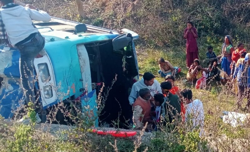 एमपी के चित्रकूट में गुप्तगोदावरी के पास पलटी बस, 35 यात्री घायल, एक की मौत