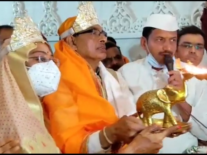 एमपी: कुंडलपुर में मुख्यमंत्री शिवराज सिंह चौहान ने की बड़े बाबा की आरती