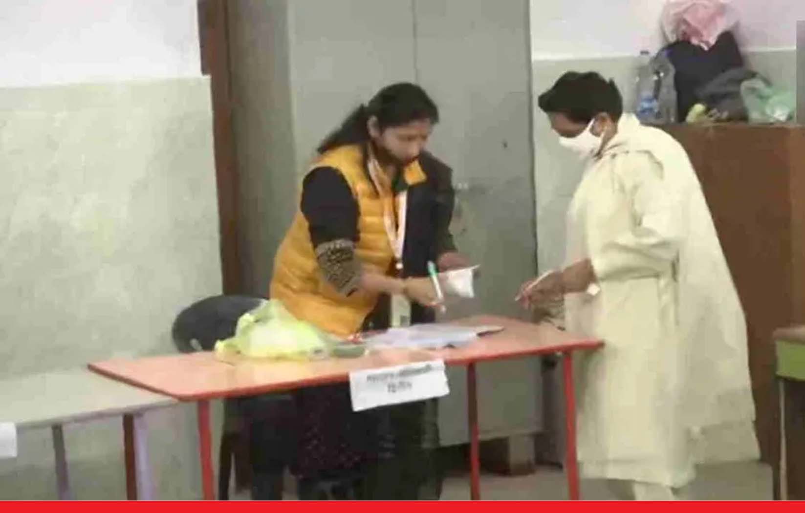 बसपा सुप्रीमो मायावती ने सुबह किया मतदान, बोलीं- सपा को वोट नहीं देंगे मुस्लिम