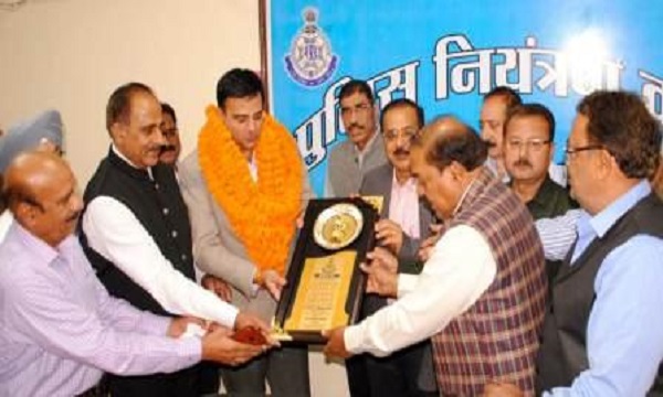 जबलपुर तिलहरी लूटकांड का खुलासा होने पर सेवानिवृत पुलिस अधिकारियों ने किया एसपी का सम्मान