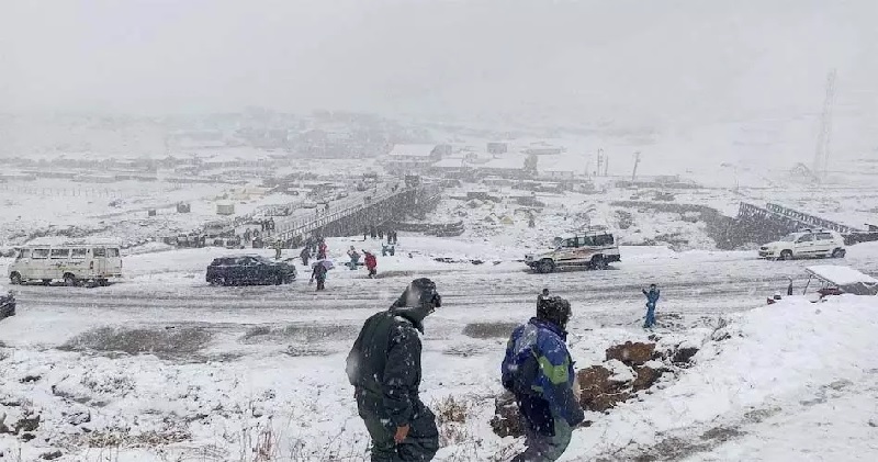 श्रीनगर में भारी बर्फबारी के चलते फ्लाइट्स पर असर, रद्द की गईं 41 उड़ानें