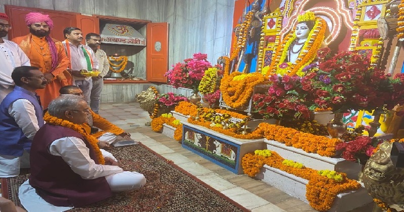 योगी के मठ पहुंचे छत्तीसगढ़ के भूपेश बघेल, गुरु गोरक्षनाथ मंदिर में की पूजा-अर्चना