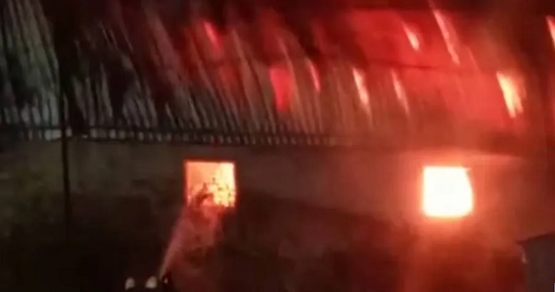 महाराष्ट्र: पुणे के हडपसर में गद्दे के गोदाम में लगी भीषण आग, आग में जल कर सबकुछ खाक 