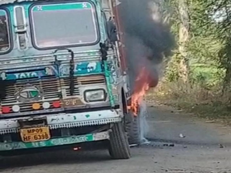 एमपी : बिजली के झूलते तार से टकराया खाद से भरा ट्रक, करंट से चालक की मौत, दो बेटे झुलसे 
