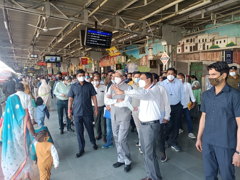 इंदौर : सेन्ट्रल और वेस्टर्न रेलवे के जीएम लाहोटी ने किया स्टेशन का निरीक्षण, एमपी से जुड़े रेल प्रोजेक्ट में आएगी तेजी 