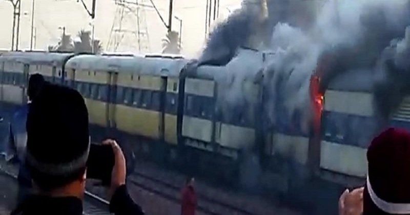 स्‍टेशन पर रुकते ही धू-धू कर जल उठी यात्रियों से भरी सहारनपुर-दिल्ली पैसेंजर ट्रेन, अफरा-तफरी में कई लोग घायल