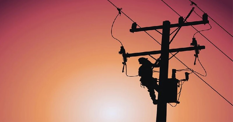 100 फीट ऊंचे बिजली के पोल पर इलेक्ट्रीशियन ने काटी रात, 130 किमी दूर से मंगानी पड़ी हाइड्रोलिक व्हीकल