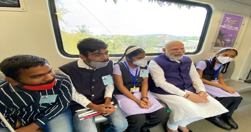 पीएम मोदी ने किया पुणे मेट्रो रेल परियोजना का उद्घाटन, ट्रेन में बैठे स्कूली छात्रों से बातचीत भी की
