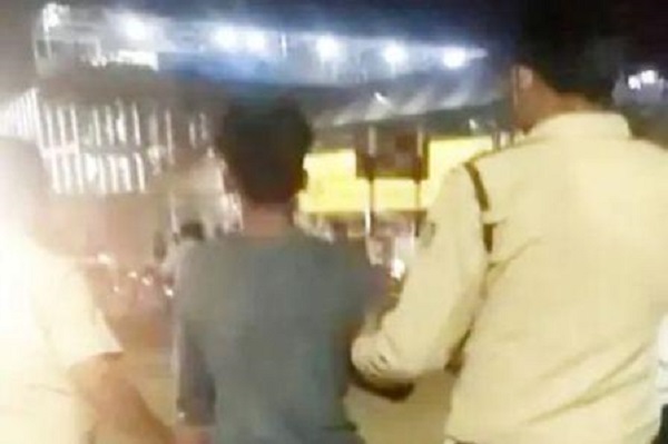 जबलपुर में पुलिस का काम कर रही पब्लिक, लुटेर को पकड़कर पहुंचाया थाना