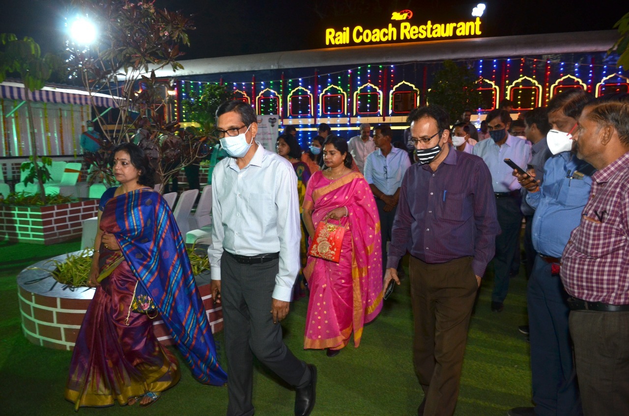 जबलपुर स्टेशन के सर्कुलेटिंग एरिया में रेल कोच रेस्टोरेंट शुरू, पमरे महाप्रबंधक द्वारा जायजा लिया गया