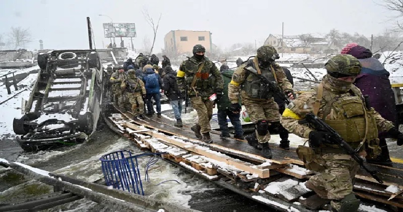 Ukraine Russia War: रूसी सेना ने मेलिटोपोल के मेयर को किया नजरबंद, Lutsk में रूसी सेना का हमला