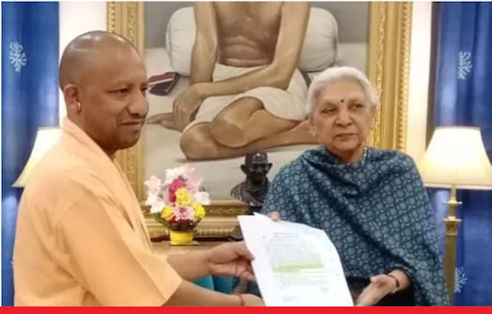 यूपी में बीजेपी की जीत के बाद सीएम योगी ने राज्यपाल को सौंपा इस्तीफा