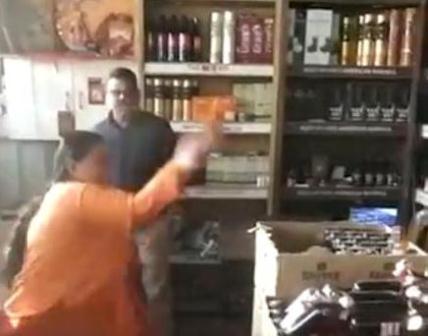 एमपी की पूर्व सीएम उमा भारती ने पथराव कर तोड़ी शराब की बोतलें..!, देखें वीडियो