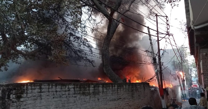 जम्मू कश्मीर में कबाड़ की दुकान में लगी आग, चार लोगों की मौत-14 घायल