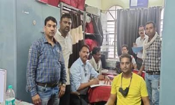 शिक्षा विभाग का क्लर्क 55 हजार रुपए की रिश्वत लेते रंगे हाथ पकड़ा गया, जबलपुर लोकायुक्त टीम की कार्रवाई