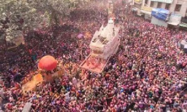 एमपी के इंदौर में रंगपंचमी पर निकली गेर, 5 लाख से ज्यादा लोग शामिल हुए, कम्प्रेसर मशीनों से उड़ा रंग-गुलाल