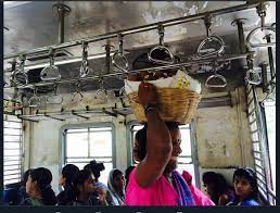 जबलपुर की ट्रेनों में अवैध रूप से हो रहा था फलों का परिवहन, तीन क्विंटल फलों के साथ 9 महिलाओं को पकड़ा