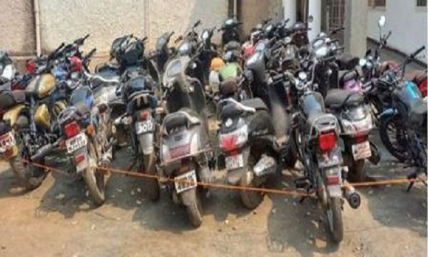 जबलपुर में सड़क पर बर्थडे पार्टी मना रहे थे सैकड़ों युवक, पहुंची पुलिस तो मची भगदड़, 40 मोटर साइकल जब्त