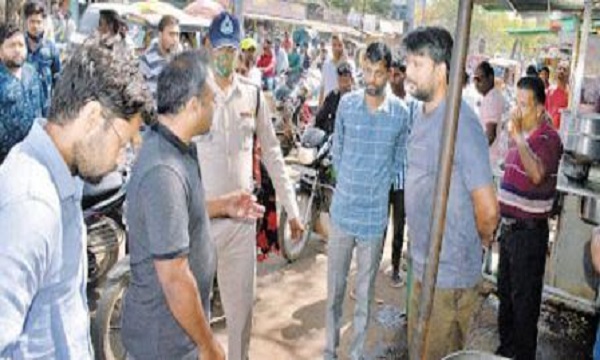 जबलपुर में कलेक्टर ने कार सवार को रोका, पानी डलवाकर साफ कराया थूक, लगाई फटकार