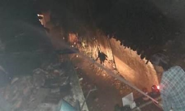 जबलपुर में दो किसानों के घर में लगी भीषण आग, 3 मवेशियों की मौत, 50 क्विंटल अनाज जलकर खाक, मची भगदड़, अफरातफरी, देखें वीडियो