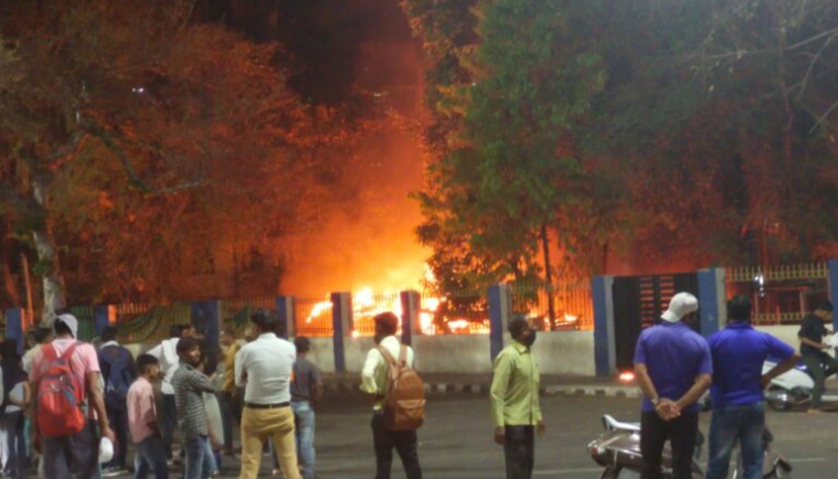 जबलपुर: रेलवे स्टेशन के बाहर आईओडब्ल्यू कार्यालय में लगी आग, धमाके की आवाज से हड़कम्प