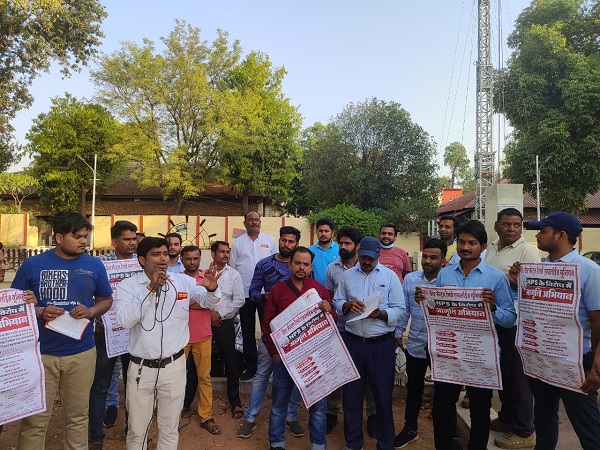 एनपीएस के खिलाफ जबलपुर में WCREU का आंदोलन, क्रू लॉबी के समक्ष किया प्रदर्शन
