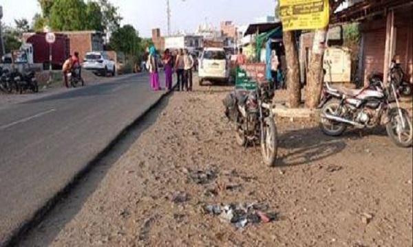 जबलपुर में लोडिंग वाहन की टक्कर से बाईक सवार युवक की मौत, दो गंभीर