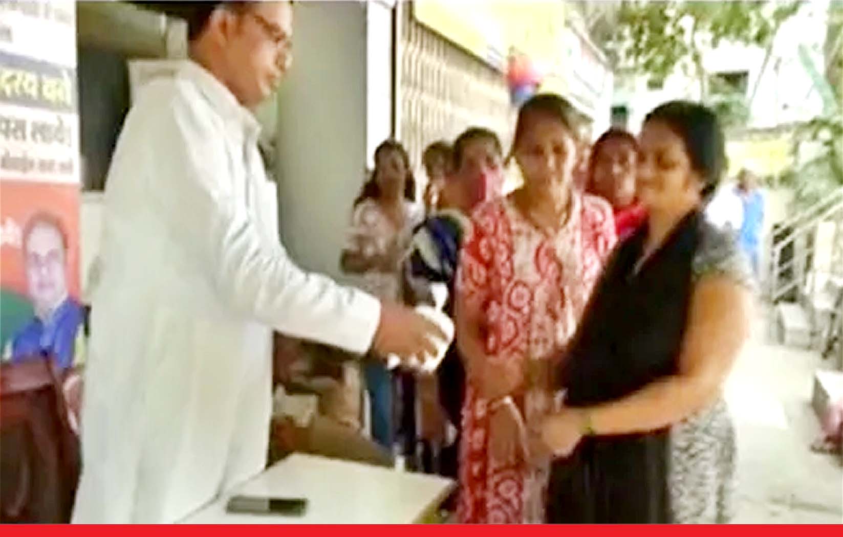 महाराष्ट्र: राज्य ईकाई ने कांग्रेस पार्टी में शामिल होने पर आधा लीटर दूध मुफ्त देने की घोषणा की