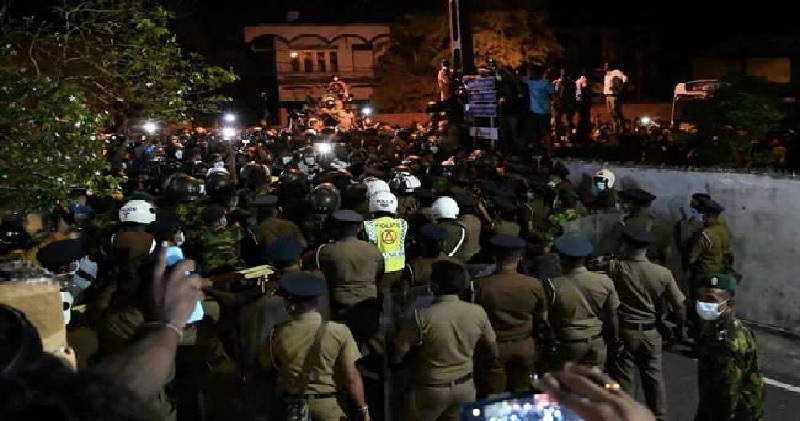श्रीलंका में और गहराता जा रहा आर्थिक संकट, देशव्यापी कर्फ्यू के बाद अब सोशल मीडिया ब्लैकआउट