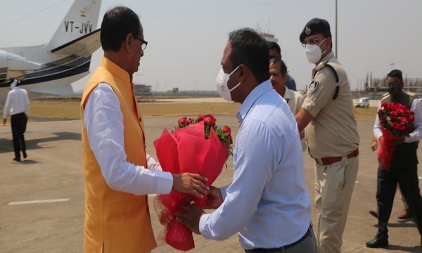 जबलपुर में डुमना विमानतल पहुंचे सीएम ने कलेक्टर-एसपी से कहा, कैसा चल रहा माफिया विरोधी अभियान, किसी को भी छोडऩा नहीं