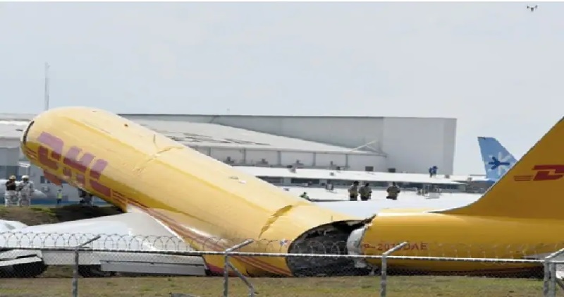 हवाई अड्डे पर आपातकालीन क्रैश लैंडिंग के बाद दो टुकड़ों में टूटा कार्गो विमान