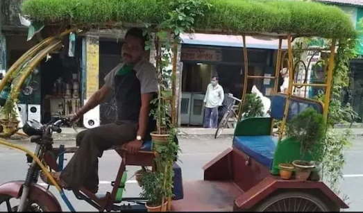 शख्स ने गर्मी से बचने रिक्शे पर ही उगा लिया जंगल, लोगों को पसंद आयी कमाल की तरकीब (फ्रंट हेडलाइन, दिल्ली हेडलाइन)