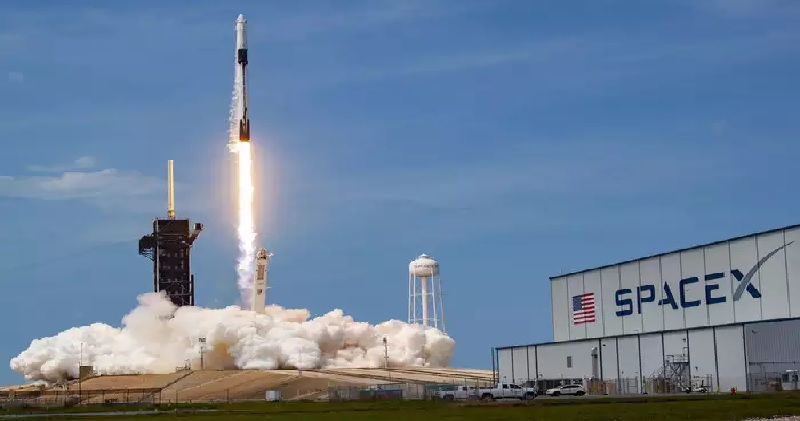 स्पेसएक्स रॉकेट ने रचा इतिहास: निजी अंतरिक्ष यात्रियों को लेकर हुआ रवाना