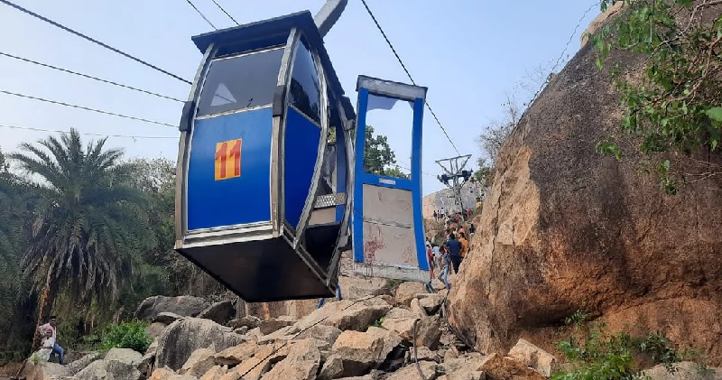 झारखंड के देवघर में त्रिकुट पहाड़ पर बड़ा हादसा, रोपवे में फंसे कई पर्यटक, एक की मौत